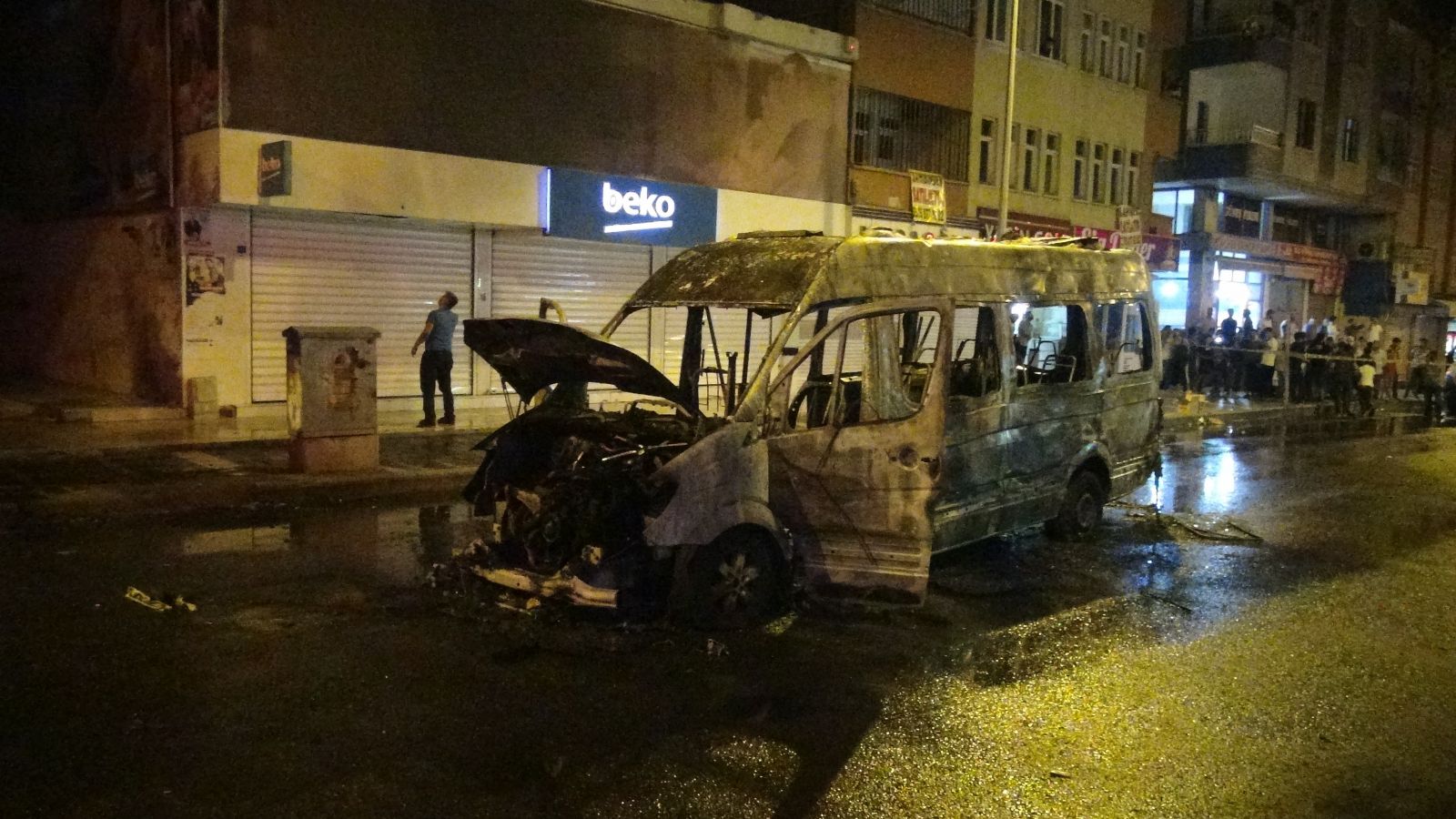 Diyarbakır’da terör yandaşları yolcu minibüsünü ateşe verdi